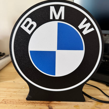 lampe logo BMW sur fond noir
