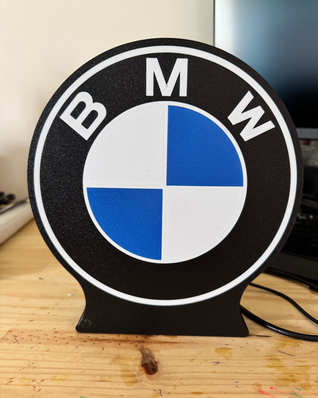 lampe logo BMW sur fond noir

